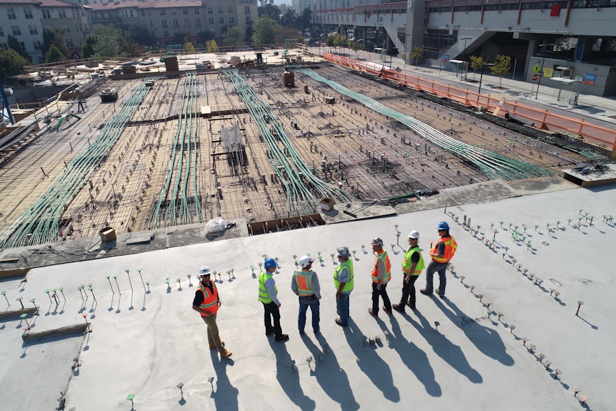 Chantier de construction de toiture en cours de réalisation